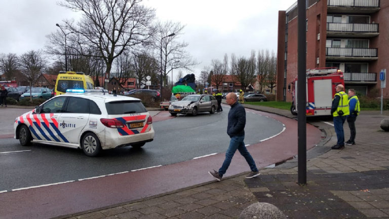 Frontale botsing tussen auto en vrachtwagen op Stationsplein