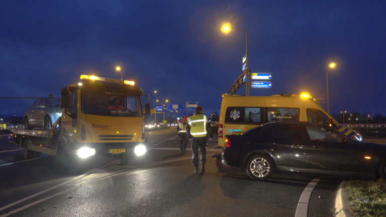 Rotzooi en vloeistoffen op wegdek na aanrijding op kruising N244/N243