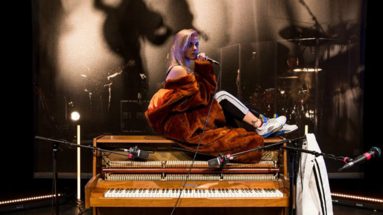 Singer-songwriter LAKSHMI maakt theaterdebuut in Alkmaar met ‘ADEM’ ?