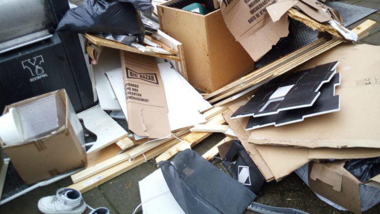 Illegale afvalstorting bij Alkmaars winkelcentrum De Mare