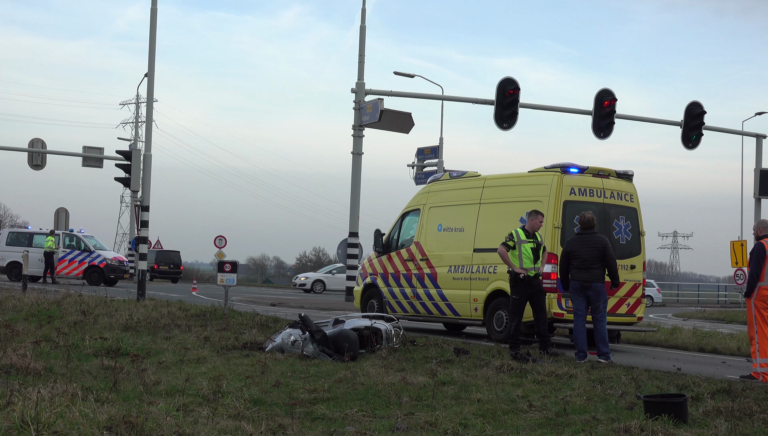 Scooterrijder door auto aangereden op N244 bij Zuidschermer