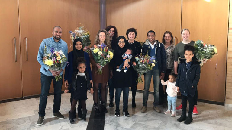 Burgemeester Kompier eert levensredders van 12 dagen oude baby