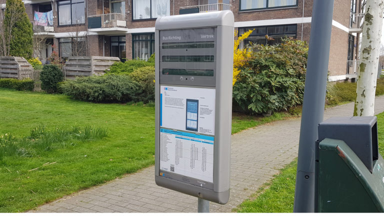 Nieuwe infoborden op zonne-energie bij drukbezochte bushaltes