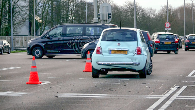 Kop-staartbotsing op N9 bij kruising met Kennemerstraatweg