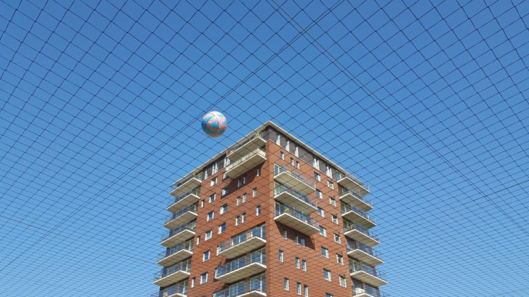 Toch weer ballennet boven sportkooi aan Zuiderlicht