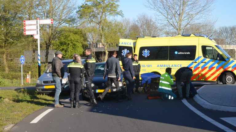Fietsende scholier klapt hard tegen voorruit op Krusemanlaan
