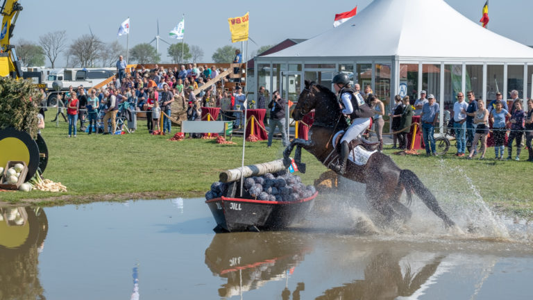 Paarden en ruiters strijken neer in Oudkarspel