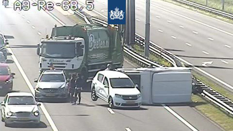 Caravan kantelt op A9 bij Heiloo, Waardse vuilnisman beschermt
