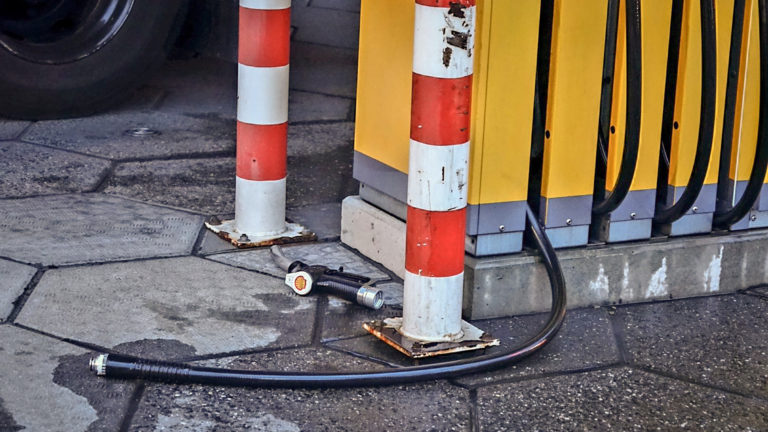 Tankende automobilist geconfronteerd met loslatend vulpistool dieselpomp