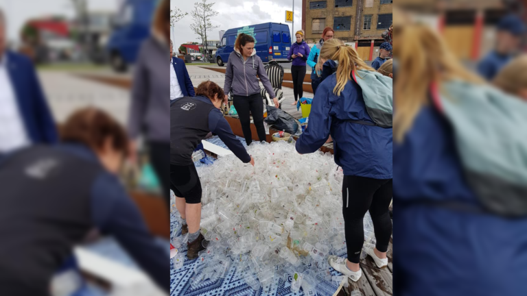 Grote schoonmaak Alkmaarse grachten levert flinke stapel ‘Koningsdagplastic’ op