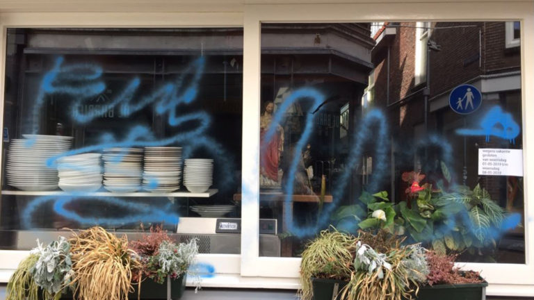 [UPDATE] Alkmaarse shoarmazaak Jerusalem beklad op Bevrijdingsdag