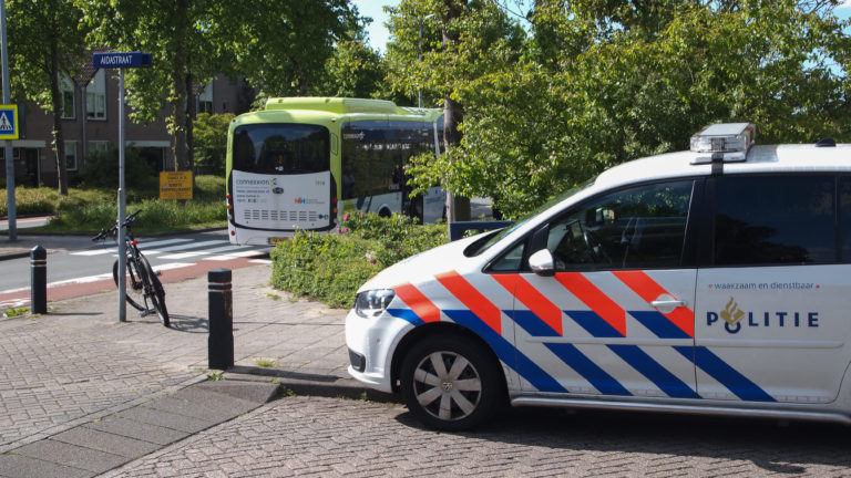 Automobilist rijdt bus aan en gaat er vandoor