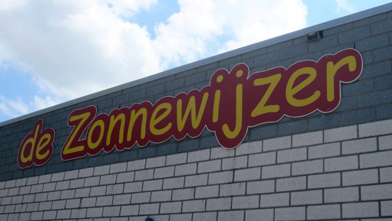 Eerste editie kinderkrant Jong Heerhugowaard uitgedeeld aan scholieren