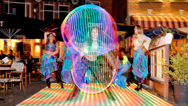 Alkmaar Shopping Night met straatparades, muziek en Pride ?