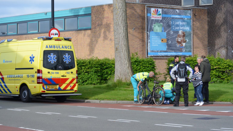 Fietsster gewond na duik over motorkap