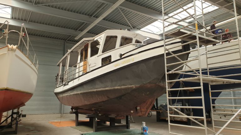 Pontje Wal-Nood 1 bijna klaar: “We hopen dat-ie eind volgende week weer in het water ligt.”