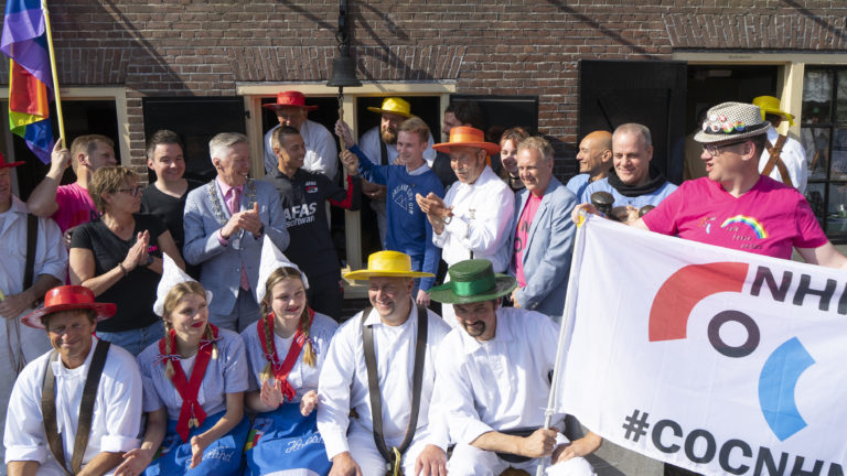 ‘Regenboogkaasmarkt’ onderstreept homo-acceptatie in voetbalwereld