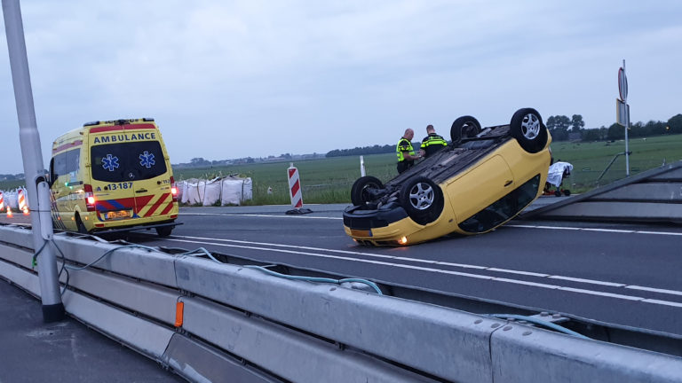 Auto over de kop bij éénzijdig ongeval bij Marken Binnen