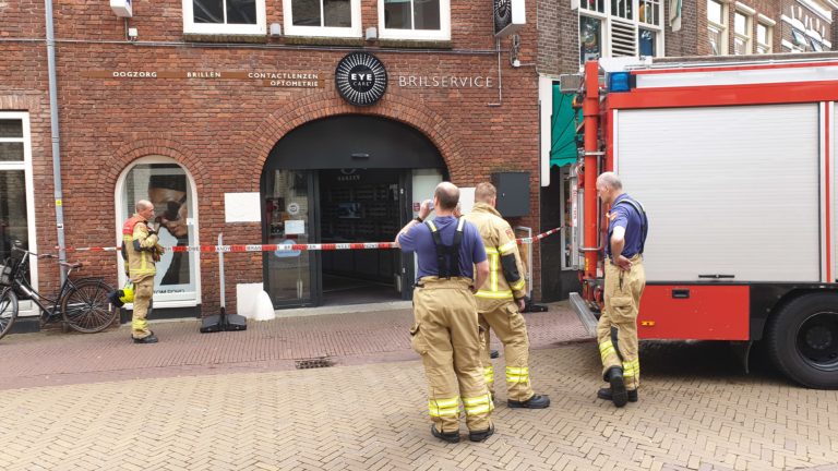 Kortsluiting bij meterkast Brilservice zorgt voor rook en uitruk brandweer