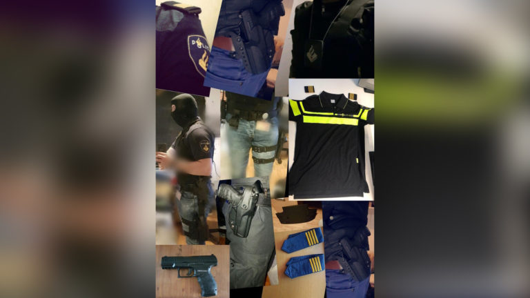 Alkmaarder opgepakt door eigen online foto’s van wapen en politiespullen