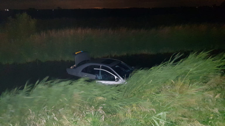 Eénzijdig ongeval op N243; auto eindigt in Schermerhornersloot