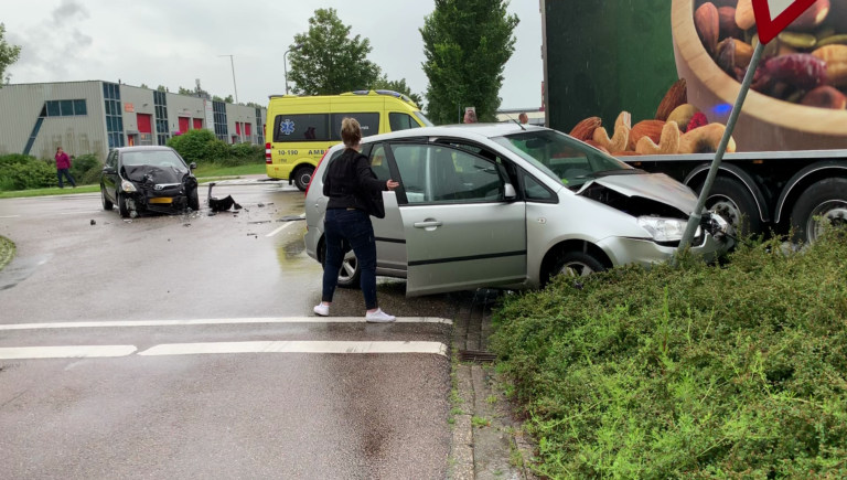 Gewonden bij aanrijding tussen vrachtwagen en twee auto’s op De Punt