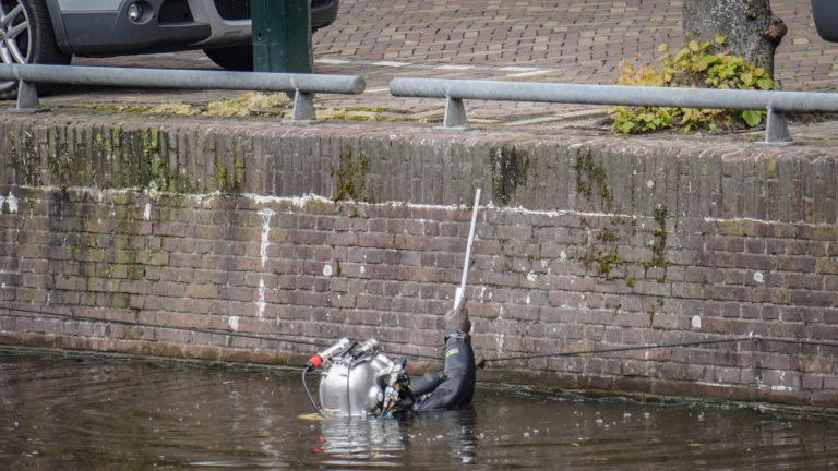 Inspectie van oude kadewanden bij Waagplein
