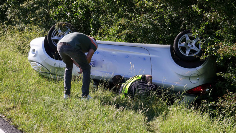 Auto belandt op de kop door shaggie
