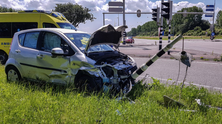 Flinke aanrijding op kruispunt N245 en N504; één gewonde