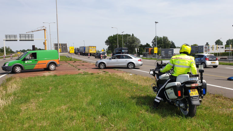 [UPDATE] Leeghwaterbrug blijft half open staan; verkeer staat stil in verzengende hitte