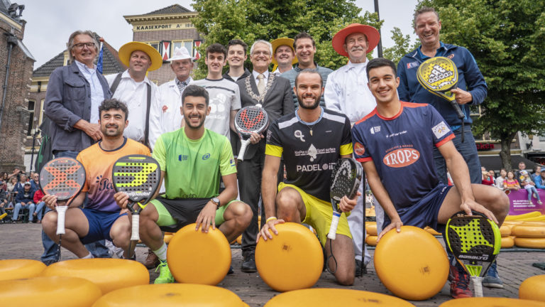 Kaasmarkt geopend door padelspelers