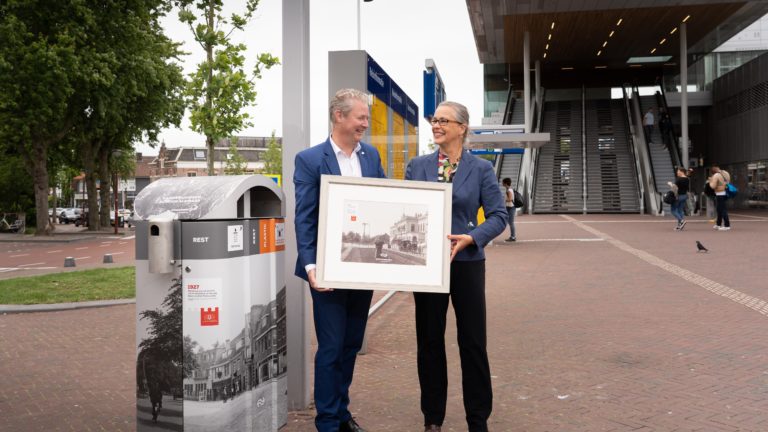 Afvalbakken bij centraal station voorzien van historische prenten