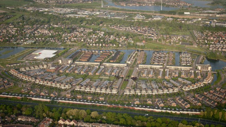 Tientallen dode vissen in Alkmaarse sloot: “Het stinkt enorm”