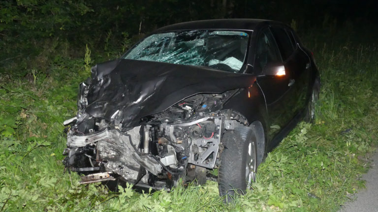 Omkeren op N245 leidt tot ongeval; twee mensen naar ziekenhuis