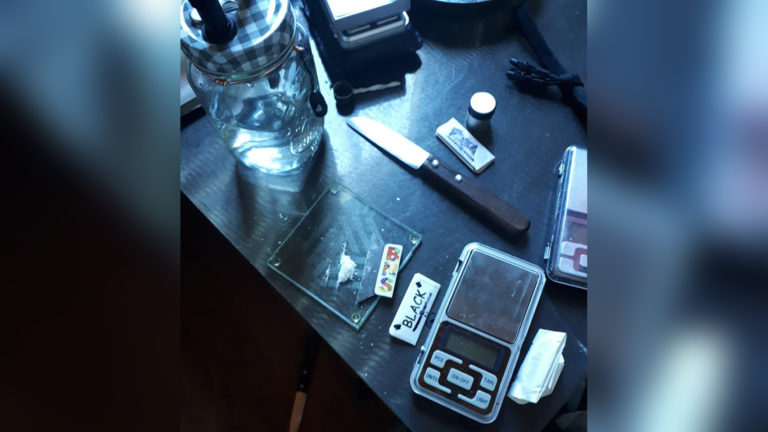 Klachten leiden tot drugsvondst en aanhouding in huis aan Prins Hendrikstraat