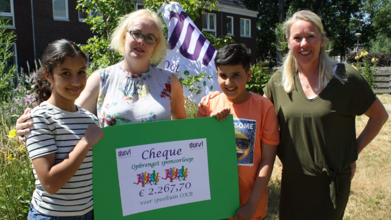 Leerlingen DURV! lopen 2.267 euro bij elkaar voor speeltuin OKB
