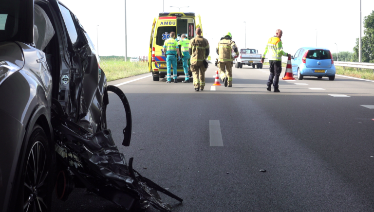 Op N242 losgeschoten aanhanger knalt tegen tegemoet komende auto
