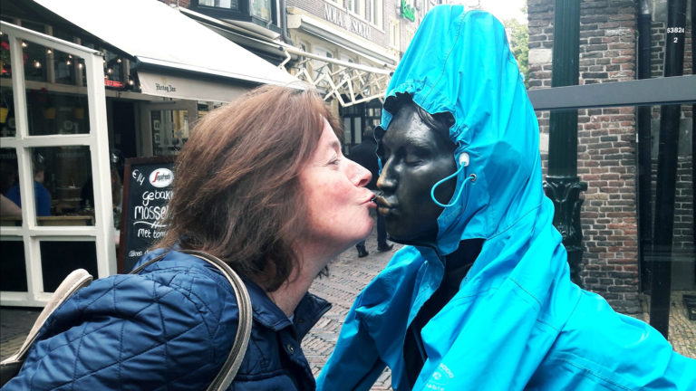 ‘Regenjasfoto’ met Kussende Kaasmeisje wint fotowedstrijd