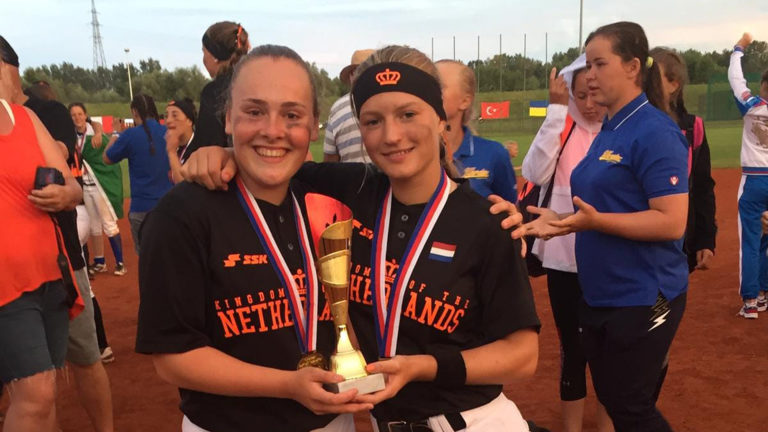 Sanne v.d. Putten met Oranje U16 Europees kampioen softbal
