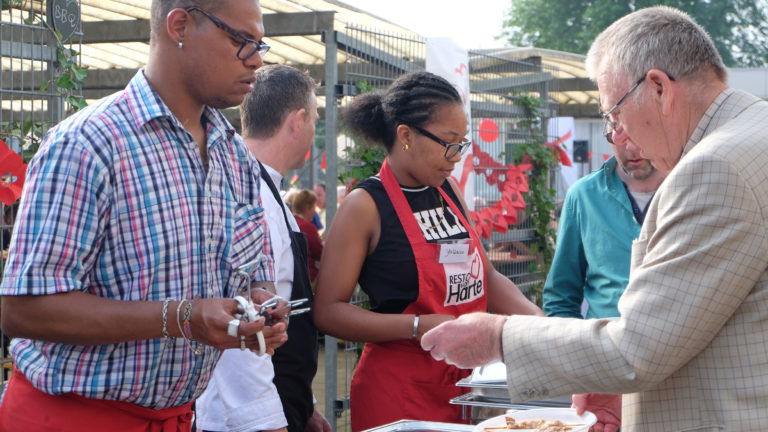 Blindentuin Heukelshof houdt rondleiding en buurtbarbecue met Resto VanHarte ?
