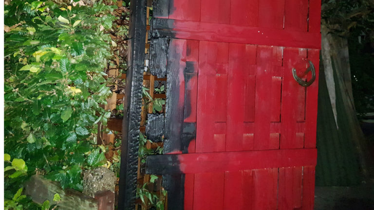 Brand bij poort achter huis aan K. van ’t Veerstraat