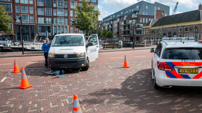 Fietsster gewond bij aanrijding met taxi op Bierkade
