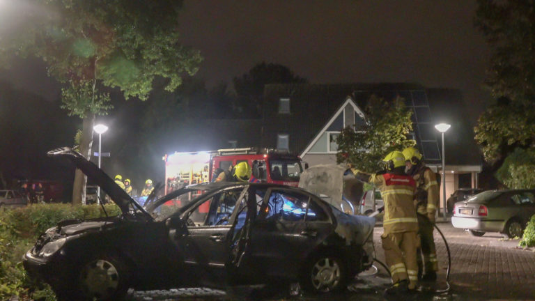 Eerder door brand getroffen Mercedes opnieuw in lichterlaaie