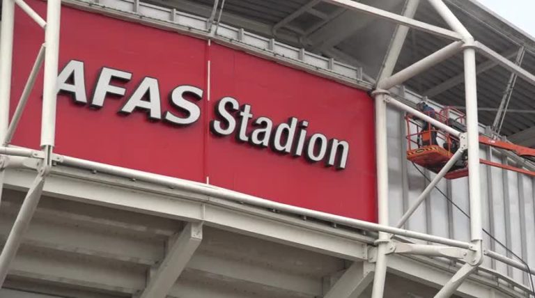 Puinruimen AZ-stadion begonnen: “Hoop dat ze dit seizoen nog in hun eigen nestje voetballen” (VIDEO)