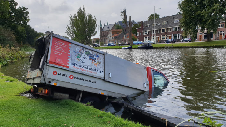 Handrem vergeten; vuilophaalwagentje rolt Singelgracht in