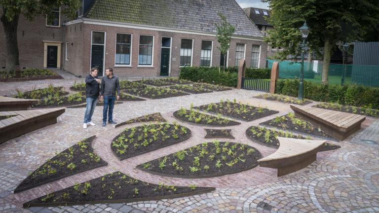 Heringericht kerkhof Grote Kerk onthuld; “Wist je dat hier nog steeds 12.000 mensen liggen?”