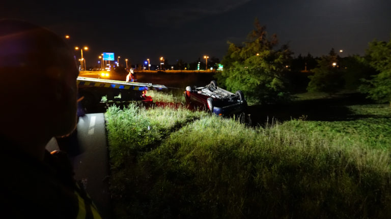 Auto over de kop op Nollenweg