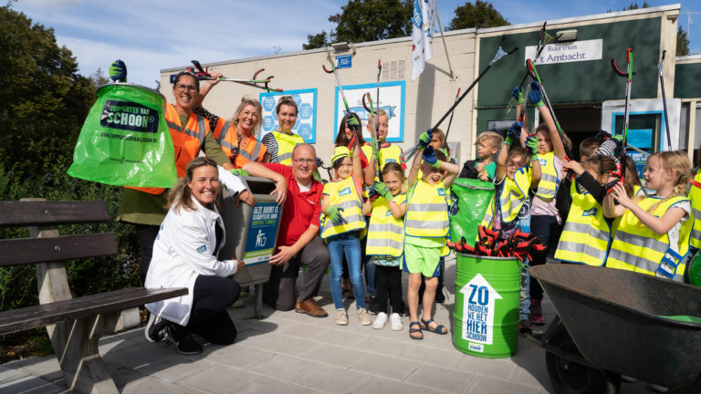 De Plastic Politie van ’t Ambacht spaart voor een speeltoestel