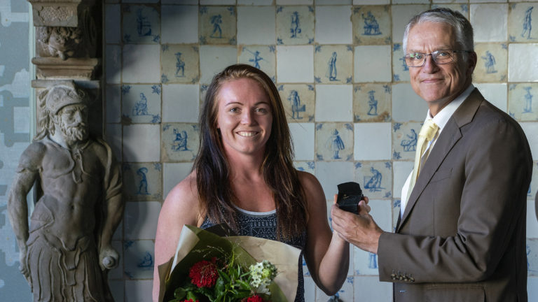 Wereldkampioene Calisthenics Melanie Driessen gehuldigd op Alkmaars stadhuis