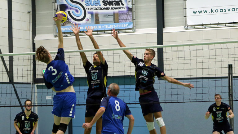 Alvoco Heren 1 wint in nieuwe sponsorshirts eerste thuiswedstrijd van seizoen